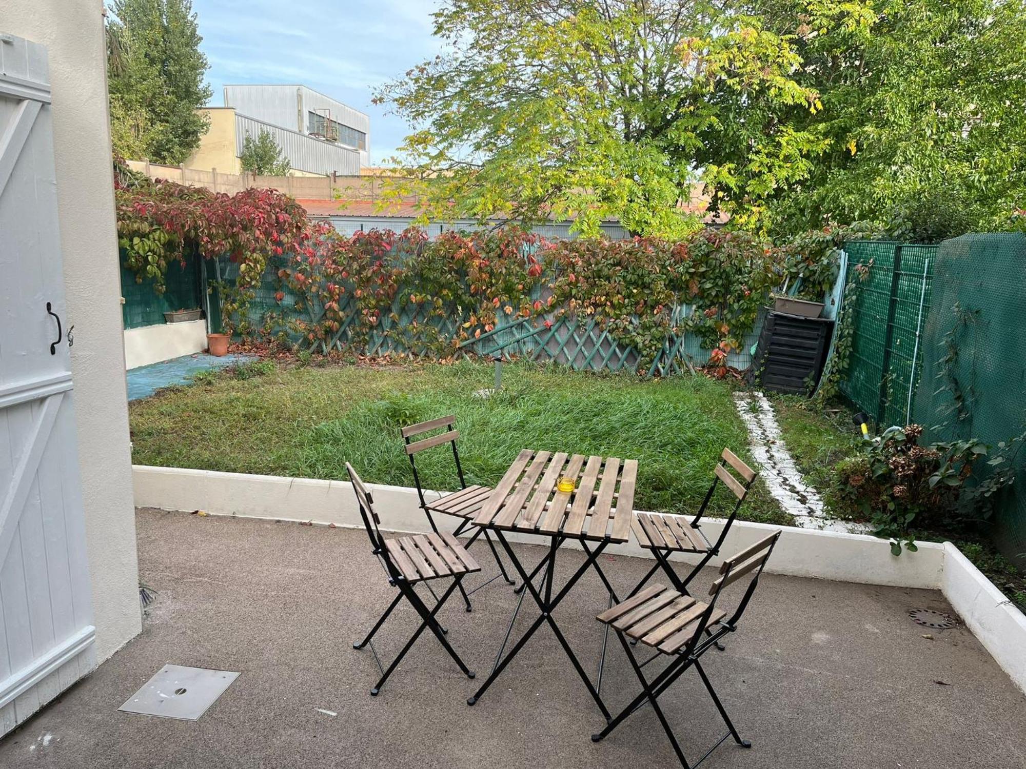 Charmante Maison Avec Jardin Sans Vis-A-Vis Saint-Fons Exterior foto